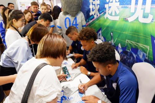 沙尔克球迷主场热情迎接纽伦堡俱乐部，彰显两队深厚情谊